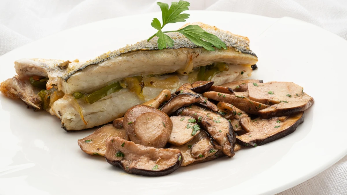 Lubina con hongos, un plato "sencillo, rico y de celebraci&oacute;n" de Karlos Argui&ntilde;ano