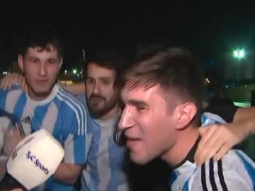 Los hinchas argentinos entonan un cántico contra Francia