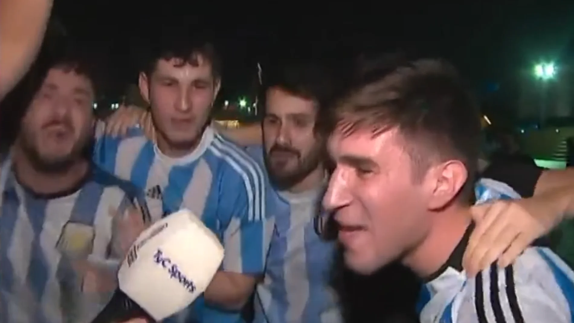 Los hinchas argentinos entonan un cántico contra Francia