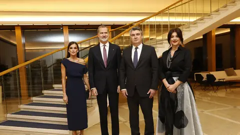 Reyes, don Felipe VI y doña Letizia con el presidente de Croacia, Zoran Milanovic, y la primera dama, Sanja Music Milanovic Reyes, don Felipe VI y doña Letizia con el presidente de Croacia, Zoran Milanovic, y la primera dama, Sanja Music Milanovic