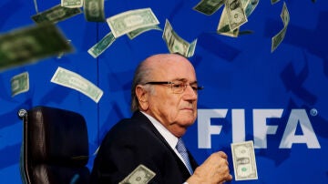 El cómico Simon Brodkin 'bañó' en dólares a Sepp Blatter