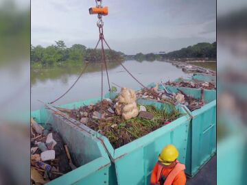 Retiran basura del río Klang en Malasia