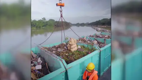 Retiran basura del río Klang en Malasia Retiran basura del río Klang en Malasia