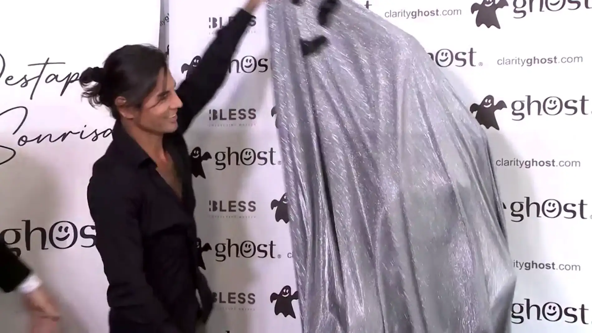 Julio José Iglesias sorprende al presentar a su nueva novia destapándola bajo un disfraz de fantasma