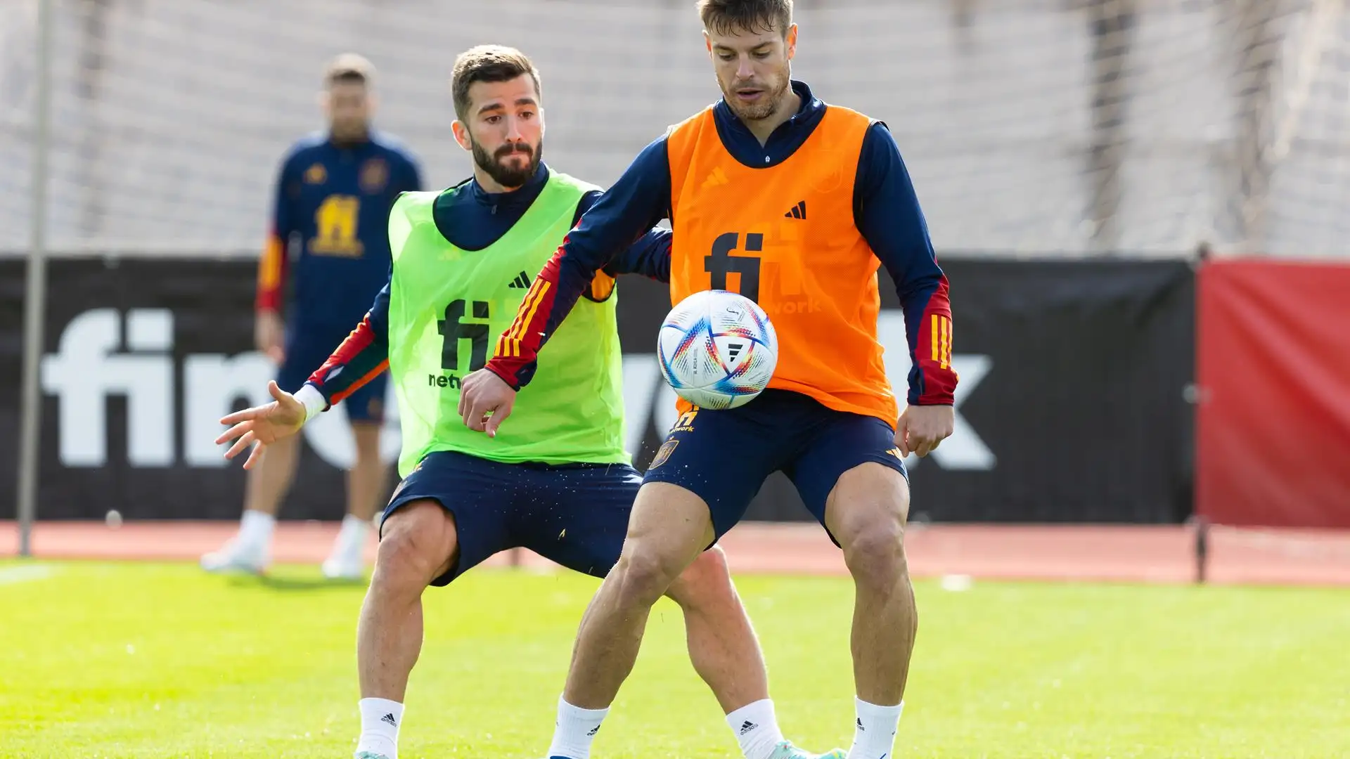 Gayà (i) pelea un balón con Azpilicueta Gayà (i) pelea un balón con Azpilicueta