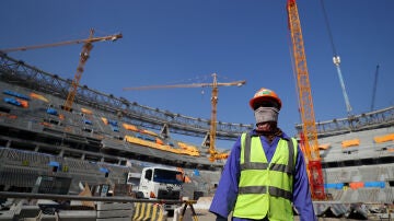Un trabajador en las obras del estadio de Lusail, que albergará la final