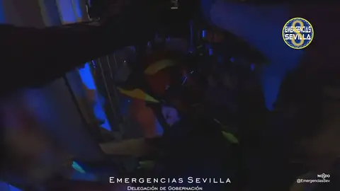 Rápida intervención de los bomberos de Sevilla para rescatar a un niño Rápida intervención de los bomberos de Sevilla para rescatar a un niño
