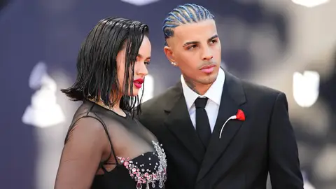 Rosalía y Rauw Alejandro posan juntos en los Latin Grammy Rosalía y Rauw Alejandro posan juntos en los Latin Grammy