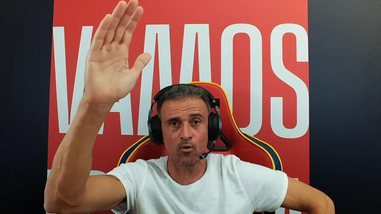 La genial reacci&oacute;n de Luis Enrique cuando le recuerdan en el chat lo de Amunike
