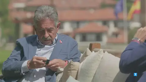 Joaquín bromea con el móvil de Miguel Ángel Revilla: “Es de última generación, ¿no se te puede escribir por Whatsapp?” Joaquín bromea con el móvil de Miguel Ángel Revilla: “Es de última generación, ¿no se te puede escribir por Whatsapp?”