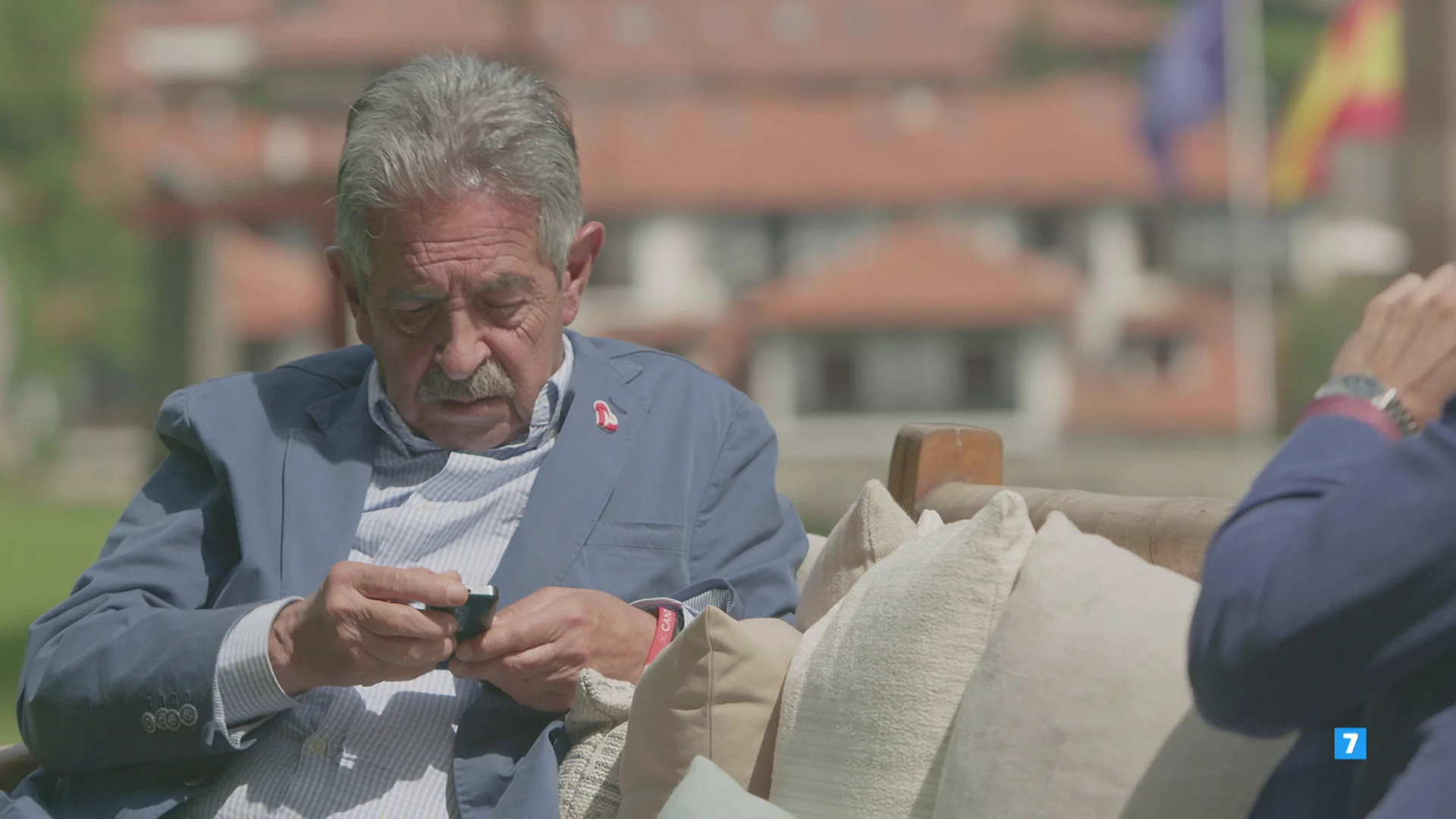 Joaqu&iacute;n bromea con el m&oacute;vil de Miguel &Aacute;ngel Revilla: &ldquo;Es de &uacute;ltima generaci&oacute;n, &iquest;no se te puede escribir por Whatsapp?&rdquo;