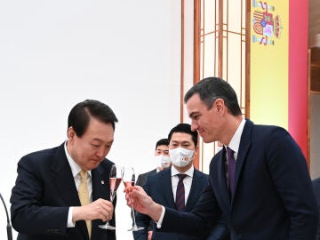 El presidente del Gobierno español, Pedro Sánchez, durante el almuerzo oficial con el presidente surcoreano, Yoon Suk-yeol