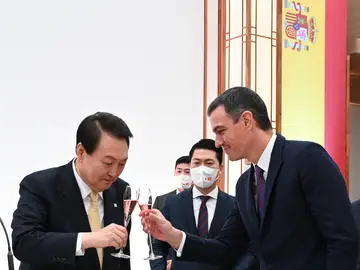 El presidente del Gobierno español, Pedro Sánchez, durante el almuerzo oficial con el presidente surcoreano, Yoon Suk-yeol El presidente del Gobierno español, Pedro Sánchez, durante el almuerzo oficial con el presidente surcoreano, Yoon Suk-yeol