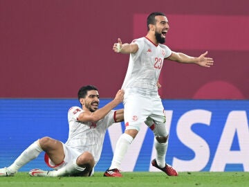 Naim Sliti y Mohamed Ben Hmida celebran un gol con Túnez