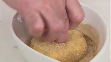 Rebozar las manzanas en azúcar y canela