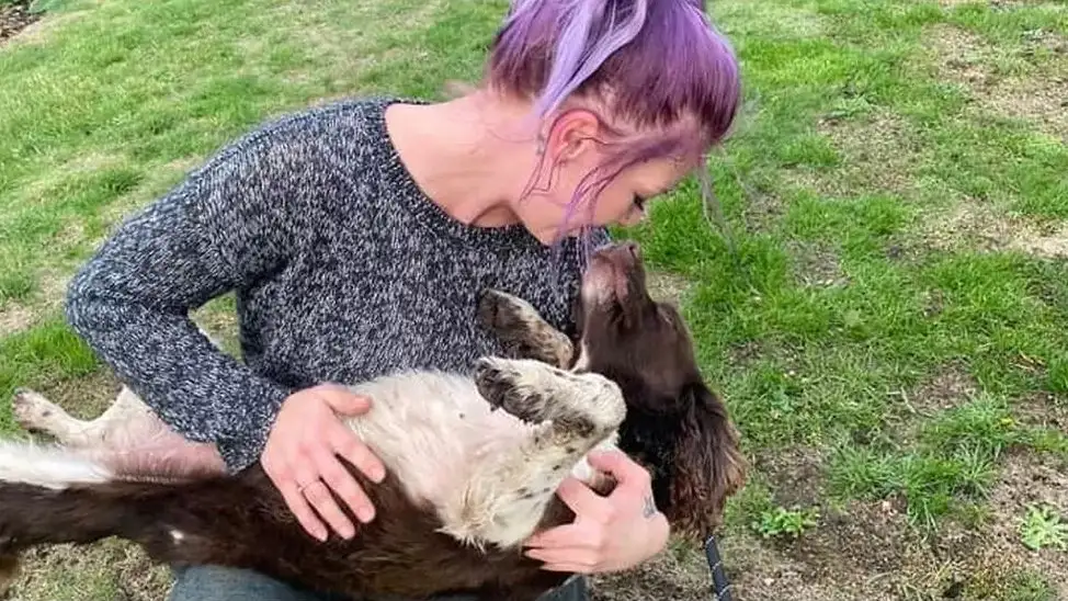 Codie Hutton junto a su perro, al que pensaba haber enterrado