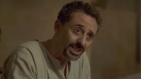 Abdelatif Hwidar como Ali Ali Al-Fayed, padre de Mohamed Al-Fayed, en 'The Crown' Abdelatif Hwidar como Ali Ali Al-Fayed, padre de Mohamed Al-Fayed, en 'The Crown'