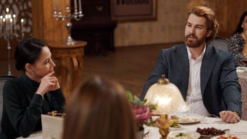 Fikret y Betül en una cena en el capítulo '118' de 'Tierra Amarga'. 