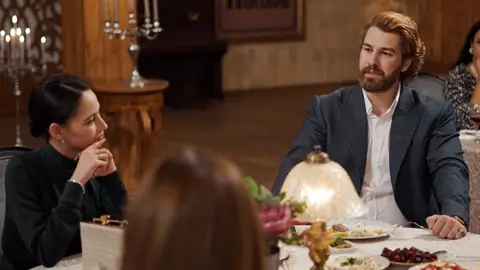 Fikret y Betül en una cena en el capítulo '118' de 'Tierra Amarga'. Fikret y Betül en una cena en el capítulo '118' de 'Tierra Amarga'.