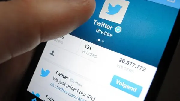 Un m&oacute;vil con Twitter en la pantalla