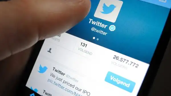 Un móvil con Twitter en la pantalla Un móvil con Twitter en la pantalla