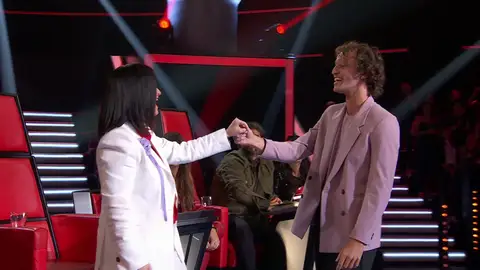 Anton pide el perdón de Laura Pausini por no elegirla cantando con ella en francés Anton pide el perdón de Laura Pausini por no elegirla cantando con ella en francés