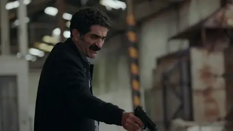 El enfrentamiento entre Zafer y Çınar acaba con…¡un disparo!: ¿Habrá muerto alguno de los dos? El enfrentamiento entre Zafer y Çınar acaba con…¡un disparo!: ¿Habrá muerto alguno de los dos?