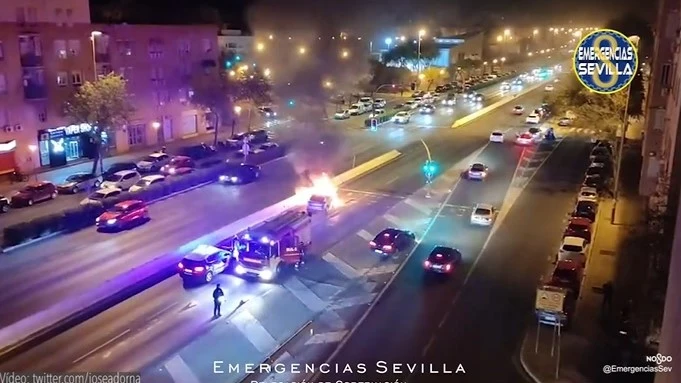 El coche del hombre que triplicaba la tasa de alcoholemia en llamas El coche del hombre que triplicaba la tasa de alcoholemia en llamas