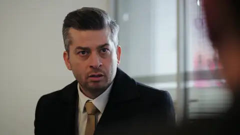 Ösman se convierte en el nuevo sospechoso de la muerte de Inci después de que Yekta pusiese las pruebas del crimen en su casa Ösman se convierte en el nuevo sospechoso de la muerte de Inci después de que Yekta pusiese las pruebas del crimen en su casa