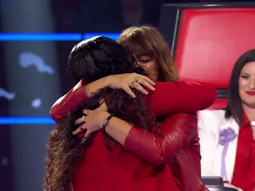 Vanesa Martín emociona a Salma, su mayor fan: “Me ha empezado a latir el corazón más fuerte” Vanesa Martín emociona a Salma, su mayor fan: “Me ha empezado a latir el corazón más fuerte”