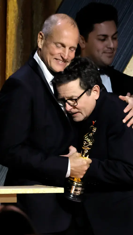 Woody Harrelson entrega a Michael J. Fox su Oscar honorífico