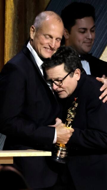 Woody Harrelson entrega a Michael J. Fox su Oscar honorífico