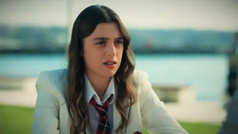 La idea que Kaan le cuenta a Melisa para conseguir que Cemile se aleje para siempre de Kadir: "Esa chica tiene que irse" La idea que Kaan le cuenta a Melisa para conseguir que Cemile se aleje para siempre de Kadir: "Esa chica tiene que irse"