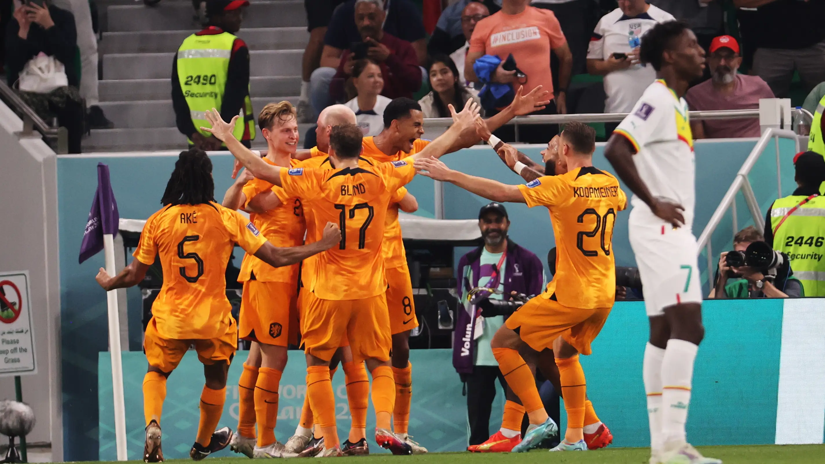 Cody Gakpo celebra su gol ante Senegal
