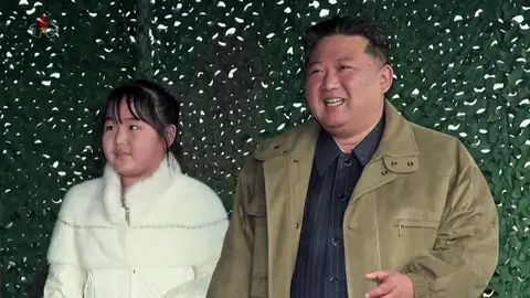 Kim Jong-un junto a una de sus hijas Kim Jong-un junto a una de sus hijas