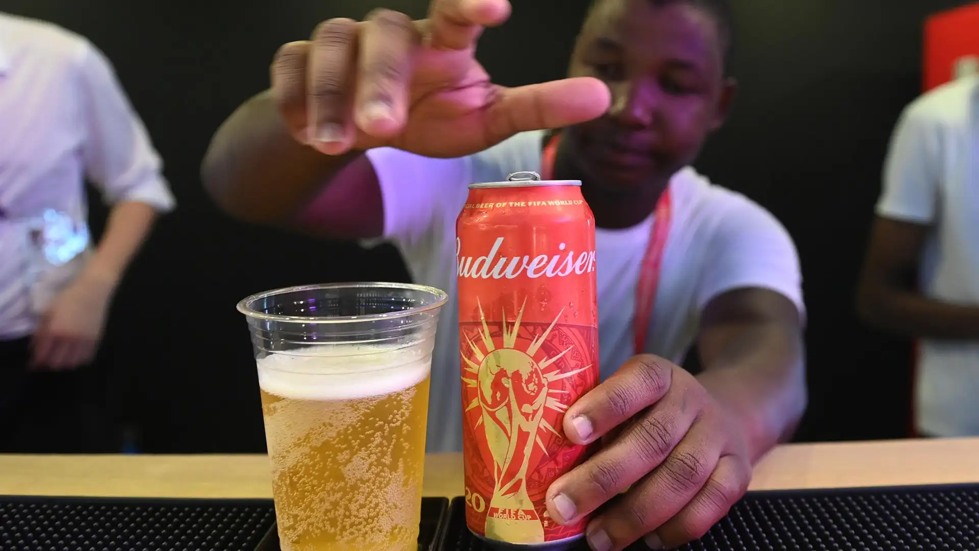 Cerveza Budweiser servida en un puesto de Doha, Qatar Cerveza Budweiser servida en un puesto de Doha, Qatar