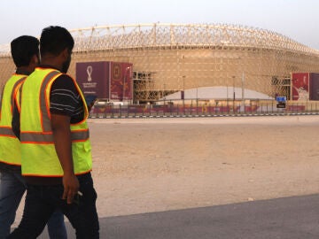 Dos obreros del Mundial de Qatar 2022