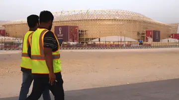 Dos obreros del Mundial de Qatar 2022