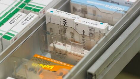 Imagen de archivo de varios medicamentos en una farmacia