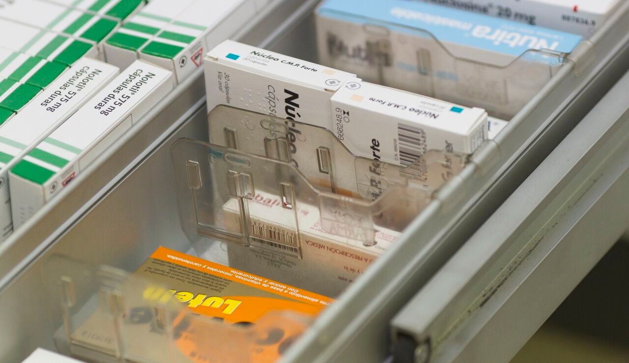 Imagen de archivo de varios medicamentos en una farmacia