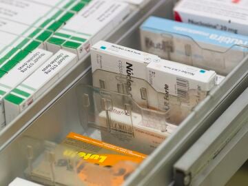 Imagen de archivo de varios medicamentos en una farmacia