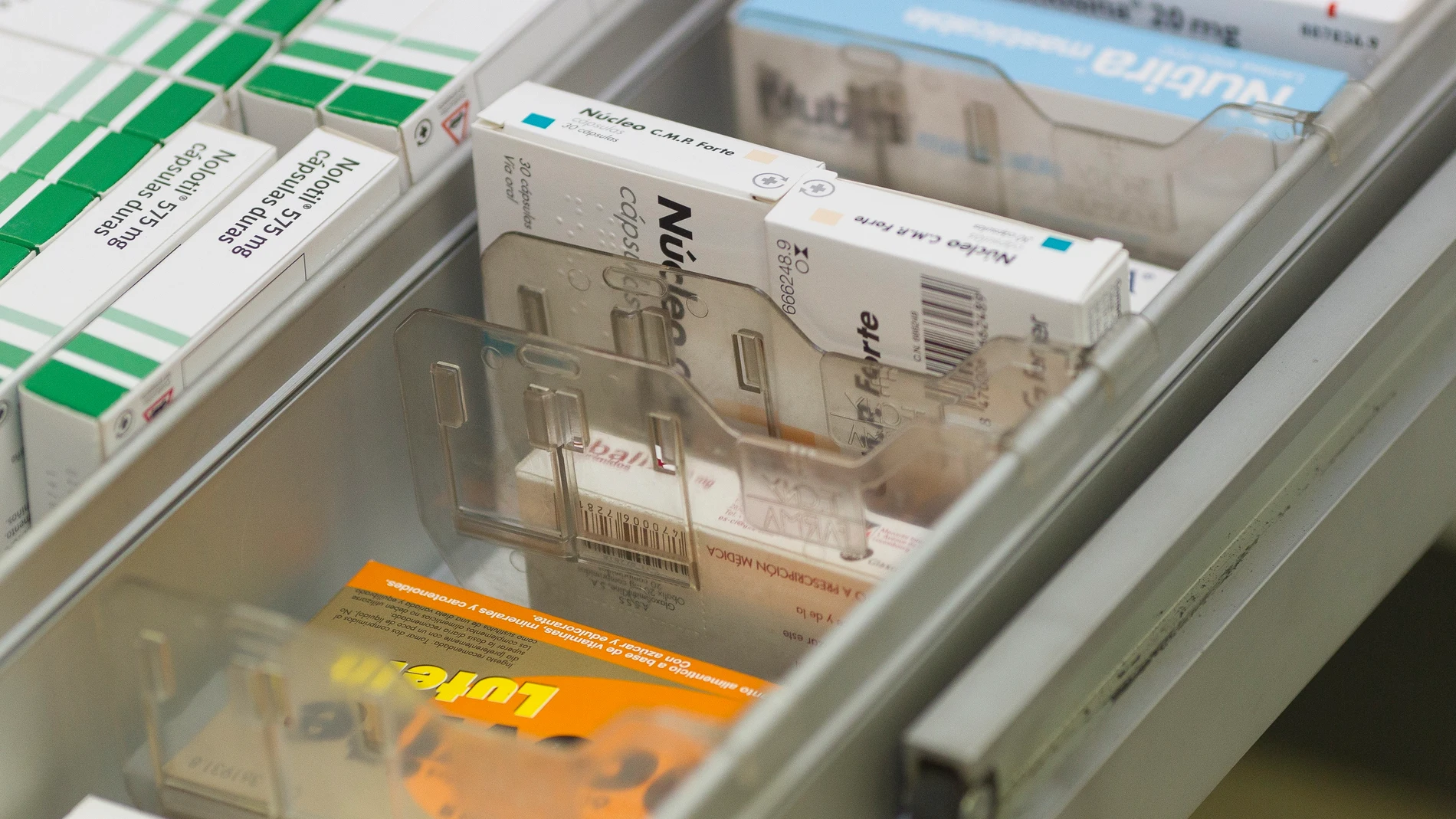 Imagen de archivo de varios medicamentos en una farmacia