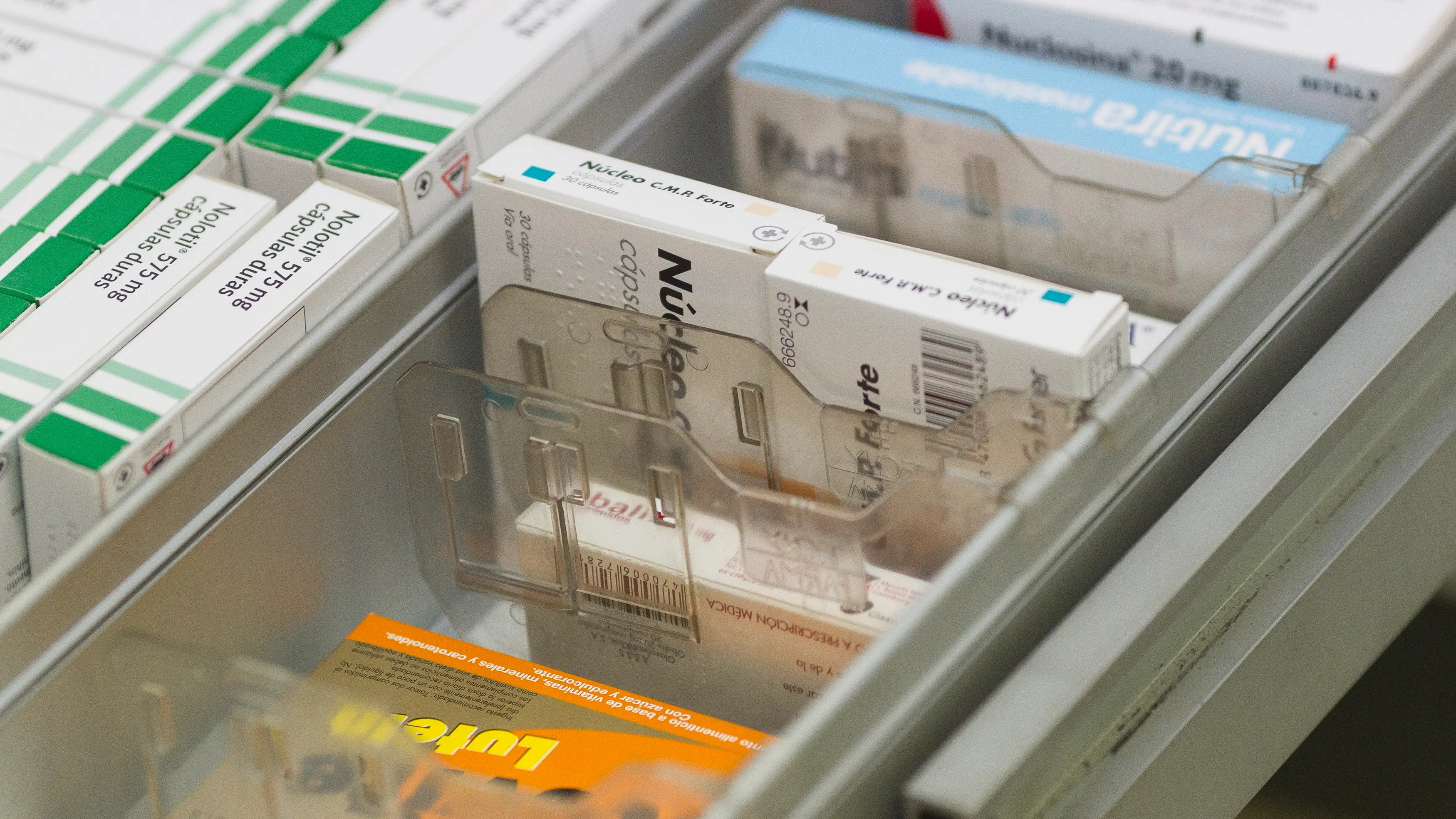 Imagen de archivo de varios medicamentos en una farmacia