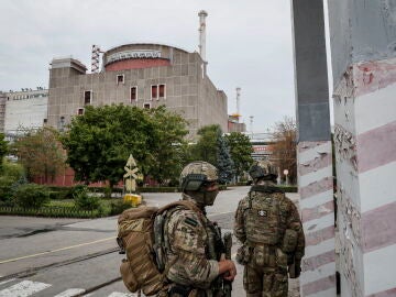 Militares rusos haciendo guardia en la planta de energía nuclear de Zaporiyia,