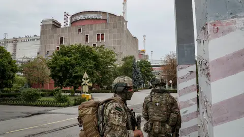 Militares rusos haciendo guardia en la planta de energía nuclear de Zaporiyia, Fotografía de archivo de militares rusos haciendo guardia en la planta de energía nuclear de Zaporiyia,