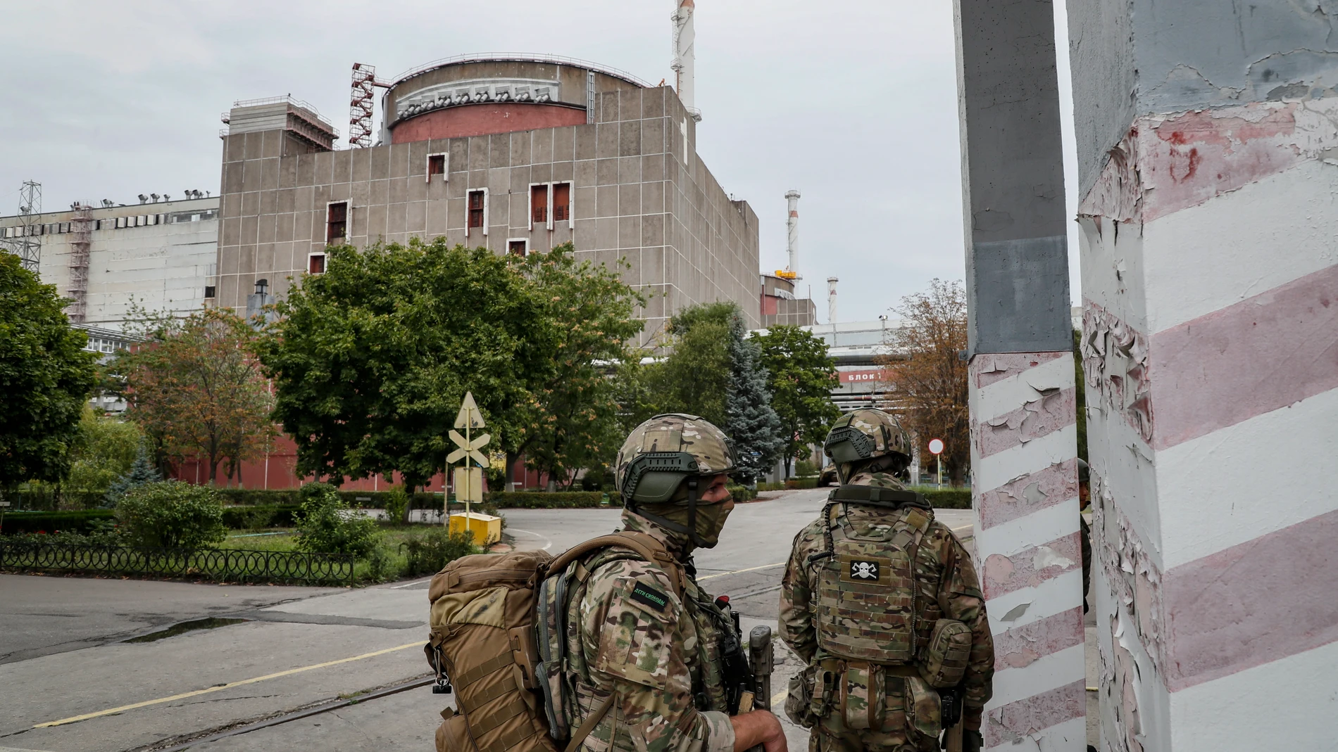Fotografía de archivo de militares rusos haciendo guardia en la planta de energía nuclear de Zaporiyia,