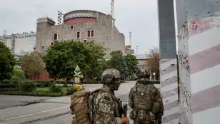Militares rusos haciendo guardia en la planta de energía nuclear de Zaporiyia,