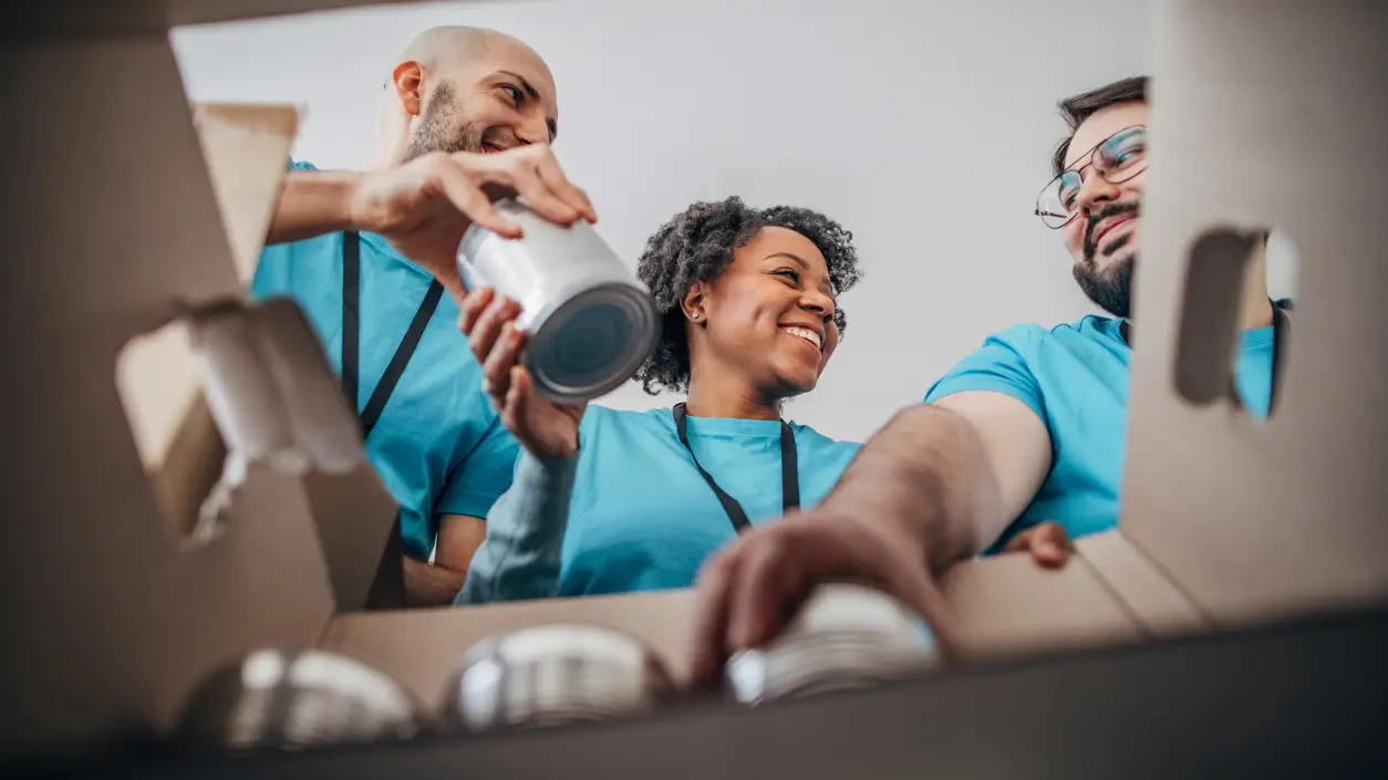 Jóvenes haciendo labores de voluntariado Jóvenes haciendo labores de voluntariado