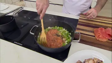 Agrega la pulpa del tomate y cocina todo