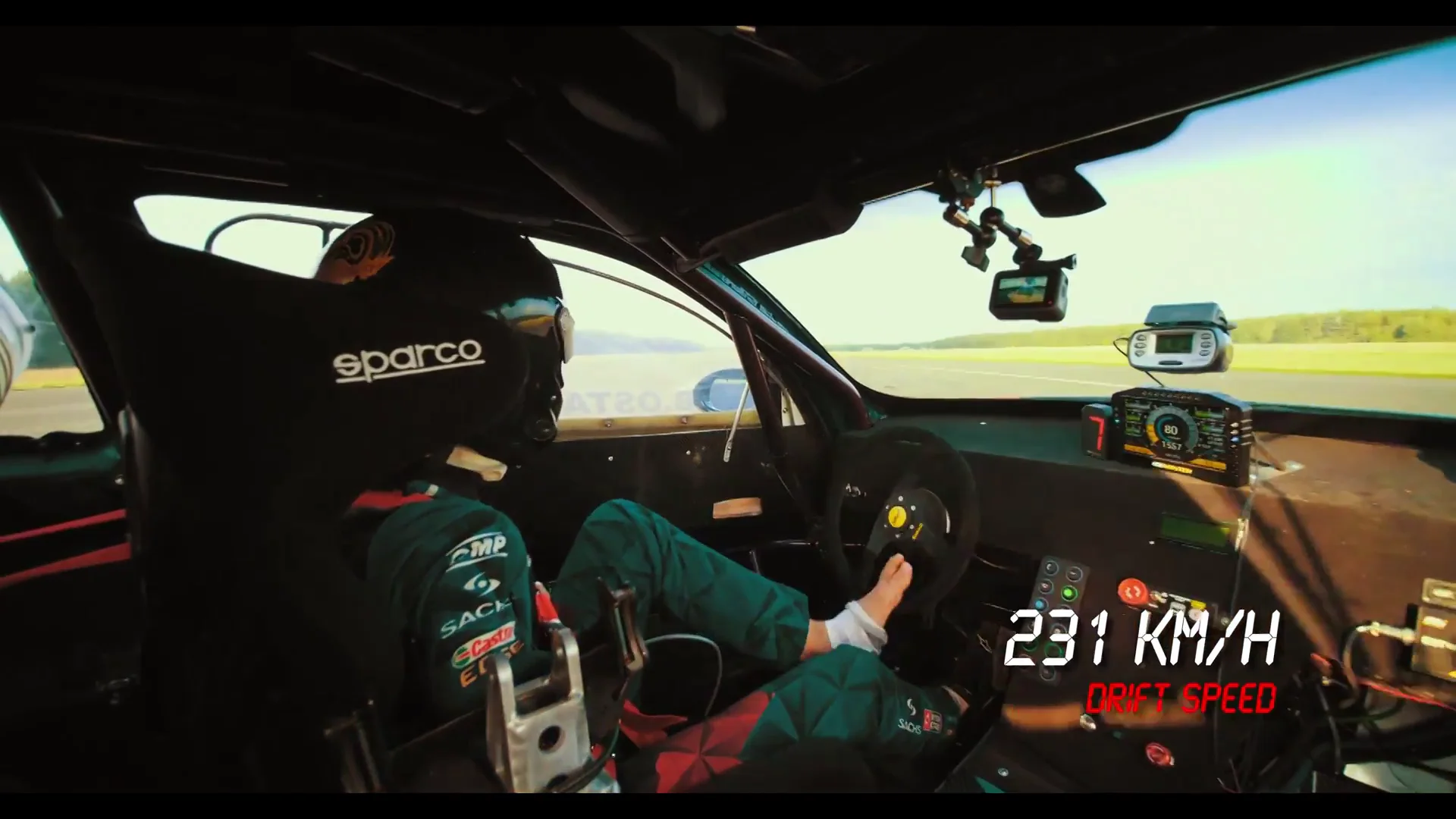 Bartosz Ostalowski pilotando con su pie izquierdo Bartosz Ostalowski pilotando con su pie izquierdo